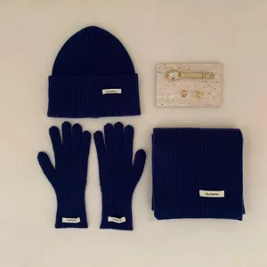 Ensemble bonnet gants et écharpe tricotés d'hiver chaud bleu foncé vue à plat détail