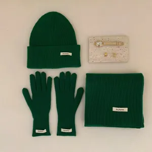 Ensemble trois pieces bonnet gants echarpe en tricot chaud d hiver uni mode par temps froid.