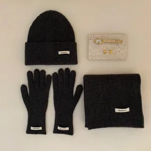 Ensemble bonnet gants écharpe gris foncé hiver chaud couleur unie minimaliste accessoire chic