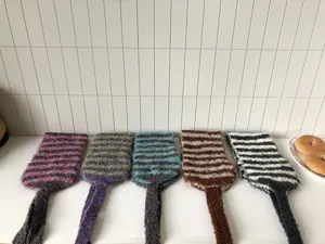 Gemütliche winterliche gestreifte Plüsch-Ohrwärmer mit langen Bändern für Damen.