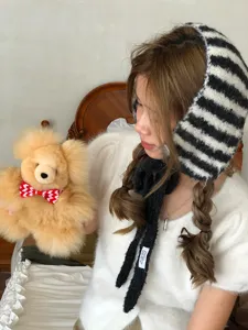Winter schwarz weiß gestreifte Strick Ohrenklappe Mütze warme Plüsch Haube Damen Outdoor Kappe.