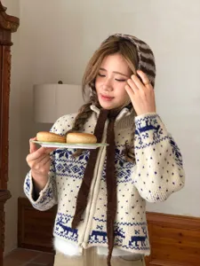 Koreanischer Stil Winter warme gestrickte Kapuze Ohrenschützer Schal und Pullover.