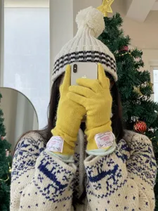 Gants longs en tricot douillets et chauds pour l'hiver avec bonnet à pompon élégant.