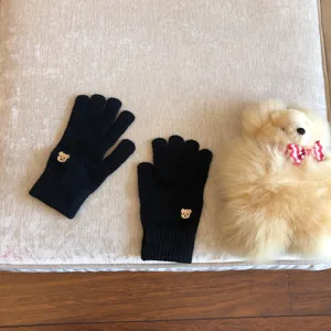 Guanti invernali a cinque dita touch screen lavorati a maglia con ricamo orsetto carino.