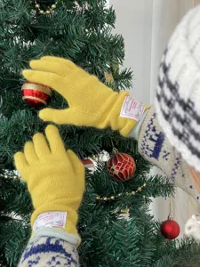 Gants d'hiver en tricot jaune confortable, texture de laine chaude pour temps froid.