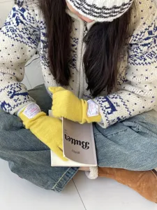 Vue détaillée de gants d'hiver longs en tricot pour femmes en jaune vif, doux et bien chauds.