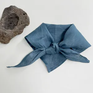 Foulard triangolare minimalista in lino tinta unita, bandana blu in cotone per donne.