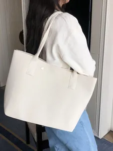 Sac cabas en tricot minimaliste pour femme, grand sac porté épaule pour le quotidien.