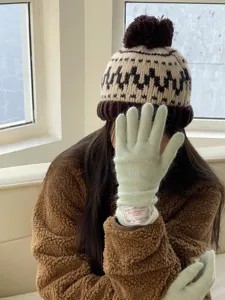 Vue détaillée de gants longs en tricot d'hiver, matière douce et confortable, bonnet.