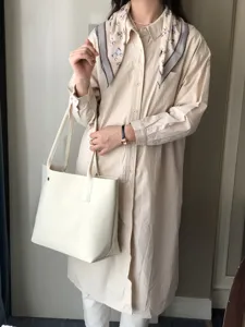 Grand sac cabas d'épaule minimaliste et élégant de couleur unie pour usage quotidien.