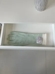 Gants d'hiver longs en tricot de poils de lapin vert clair avec poignet blanc chaud.