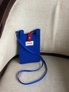 Bolso cruzado de punto azul para móvil con hebilla roja, estilo casual ideal para el uso diario.