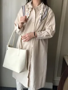 Sac cabas beige minimaliste stylé en tenue quotidienne, lignes épurées et grande vue détaillée.