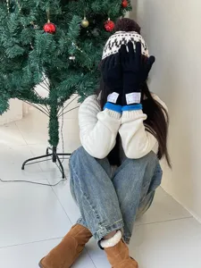 Vue détaillée de gants en tricot chauds d'hiver avec poignets bleus et étiquette.