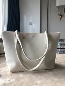 Grand sac cabas en tricot beige, sac épaule minimaliste pour usage quotidien bureau.