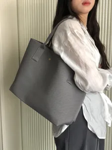 Grand sac cabas en tricot gris, sac à épaule minimaliste pour femme style quotidien.