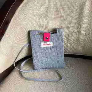 Bolso cruzado mini para movil de punto con correa, detalle de bolsa movil de color liso informal.