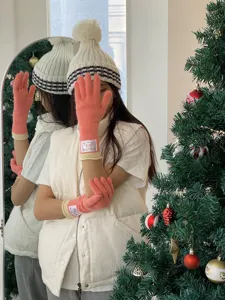 Femme hiver chaud gants en tricot et bonnet ensemble, couleur bonbon mignon mode quotidienne thermique.