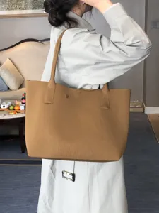 Sac cabas en tricot marron détail, style épaule décontracté, grande capacité pratique.