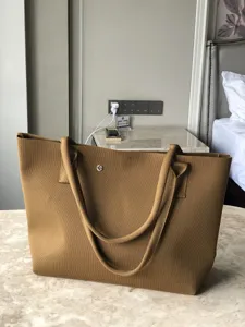 Sac cabas en tricot unie grand modèle sac à épaule décontracté pour le voyage et le quotidien.