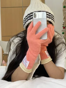 Vue détaillée de gants d'hiver longs en tricot pour femmes rose bonbon avec poils de lapin, chauds.