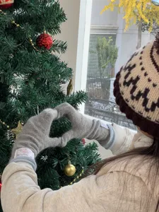 Gants de tricot d'hiver cosy gris tactiles longs gants chauds vue de detail charmante.