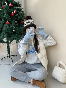 Gros plan détaillé de gants tactiles en tricot chaud pour un style d'hiver confortable.