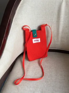 Mini bolso bandolera de punto naranja para móvil, diseño casual liso con detalle de correa.