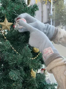 Gros plan sur les gants tricotés longs et doux pour l'hiver, texture chaleureuse.