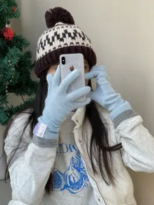 Vue détaillée de longs gants en tricot couleur bonbon, laine douce tactile d'hiver.
