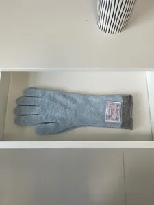 Longs gants en laine tricotée bleu clair avec poignets gris, accessoire chaud d'hiver douillet.