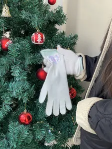 Gants d'hiver longs en tricot doux et chaud pour femmes vue de detail design blanc.