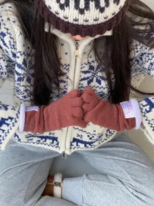 Gants longs tricotés chauds d'hiver pour femmes, matière en laine confortable, doux et élégants.