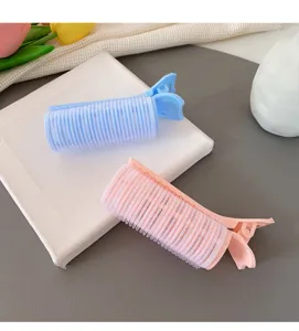 Nahaufnahme von zweifarbigen Haar-Volumen-Clips aus Kunststoff für einfaches Pony-Styling.
