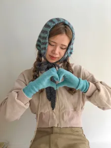 Gants d'hiver en tricot chic et cagoule rayée détail, accessoire chaud et tendance au quotidien.