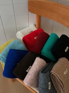Detaillierte Ansicht kuscheliger Winter Strickschals in bunten Farben ordentlich gefaltet.