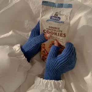 Nahaufnahme Detail von blauen Strick-Fingerlos-Handschuhen, weiche Winter-Handgelenkwärmer.