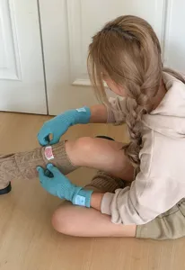 Vue detaillee de gants tactiles en tricot pour femmes associes a des jambieres.