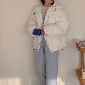 Detailaufnahme mit stilvollen gestrickten Halbfingerhandschuhen in einem gemütlichen Winteroutfit.