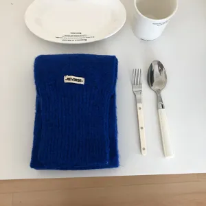 Einfarbiger Strickschal für Damen, warmer Winter-Halswärmer, weiches stylisches Mode-Accessoire.