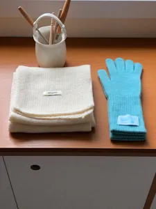 Ensemble écharpe en tricot de laine et gants tactiles unis pour la chaleur hivernale.