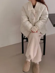 Detailansicht von Damen Halbfinger Strickhandschuhen in Creme, gemütliches Winteraccessoire.
