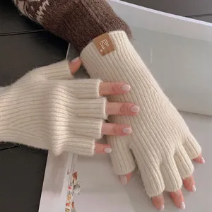 Gemütliche winterliche gestrickte fingerlose Handschuhe für Damen und Herren, warme Ware.