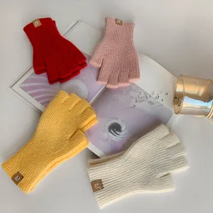 Gemütliche Strick-Fingerlose Handschuhe in bunten Farben mit modischem Aufnäher für den Alltag.
