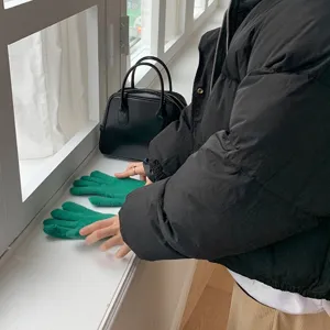 Women's autumn and winter green knit gloves, warm and comfortable five-finger full finger design.