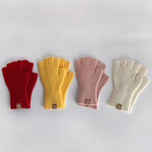 Detailaufnahme von bunten fingerlosen Strickhandschuhen mit Rippstrick und kuscheliger Wärme.
