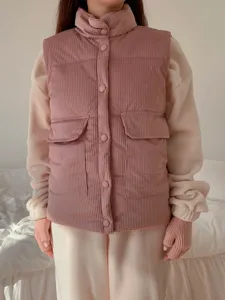 Gemütliche Winter Strick Halbfingerhandschuhe Detailaufnahme, weicher rosa warmer Stoff.