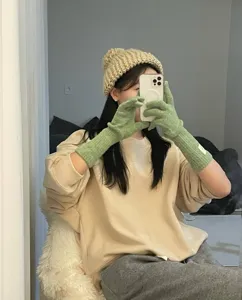 Gants en tricot tactiles chauds d'hiver de style coréen et ensemble bonnet douillet pour femmes.