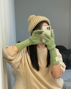 Gants tricotés chauds d'hiver doigts séparés, gants tactiles en laine unie détail.