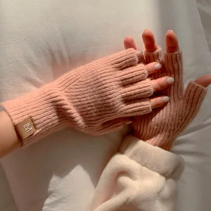 Rosa Strick-Fingerless-Handschuhe für Damen aus warmer Wolle mit schickem Leder-Patch.